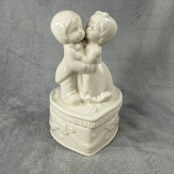 Bride Groom Boy Girl Couple Kissing Trinket Box White Heart Design Base - Picture 2 of 14